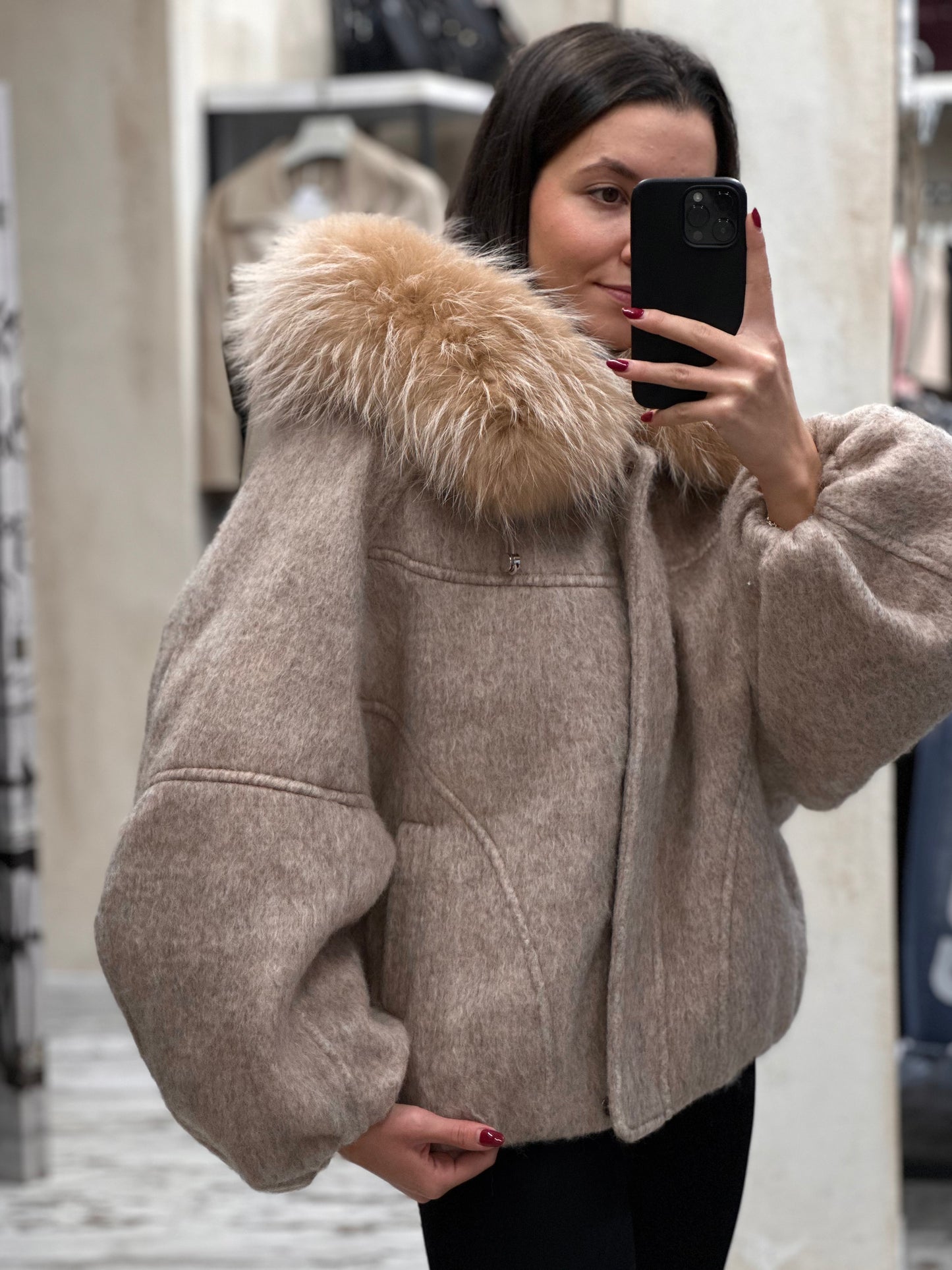 Дамско яке-бежово с качулка от естествен косъм