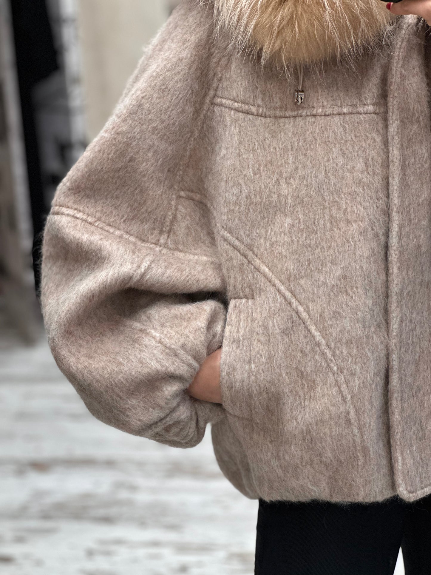 Дамско яке-бежово с качулка от естествен косъм