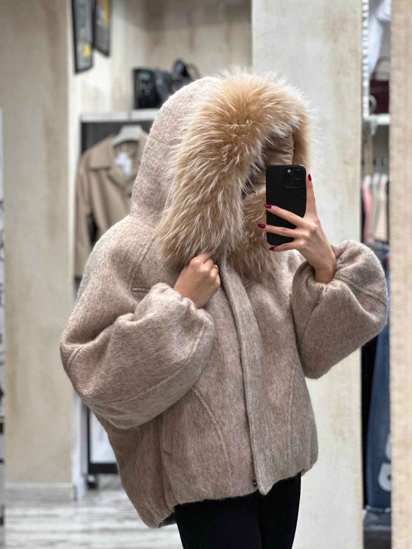 Дамско яке-бежово с качулка от естествен косъм