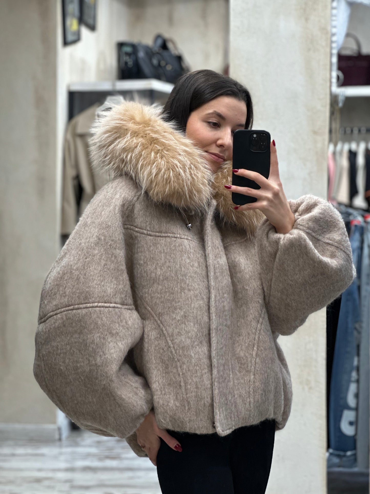 Дамско яке-бежово с качулка от естествен косъм