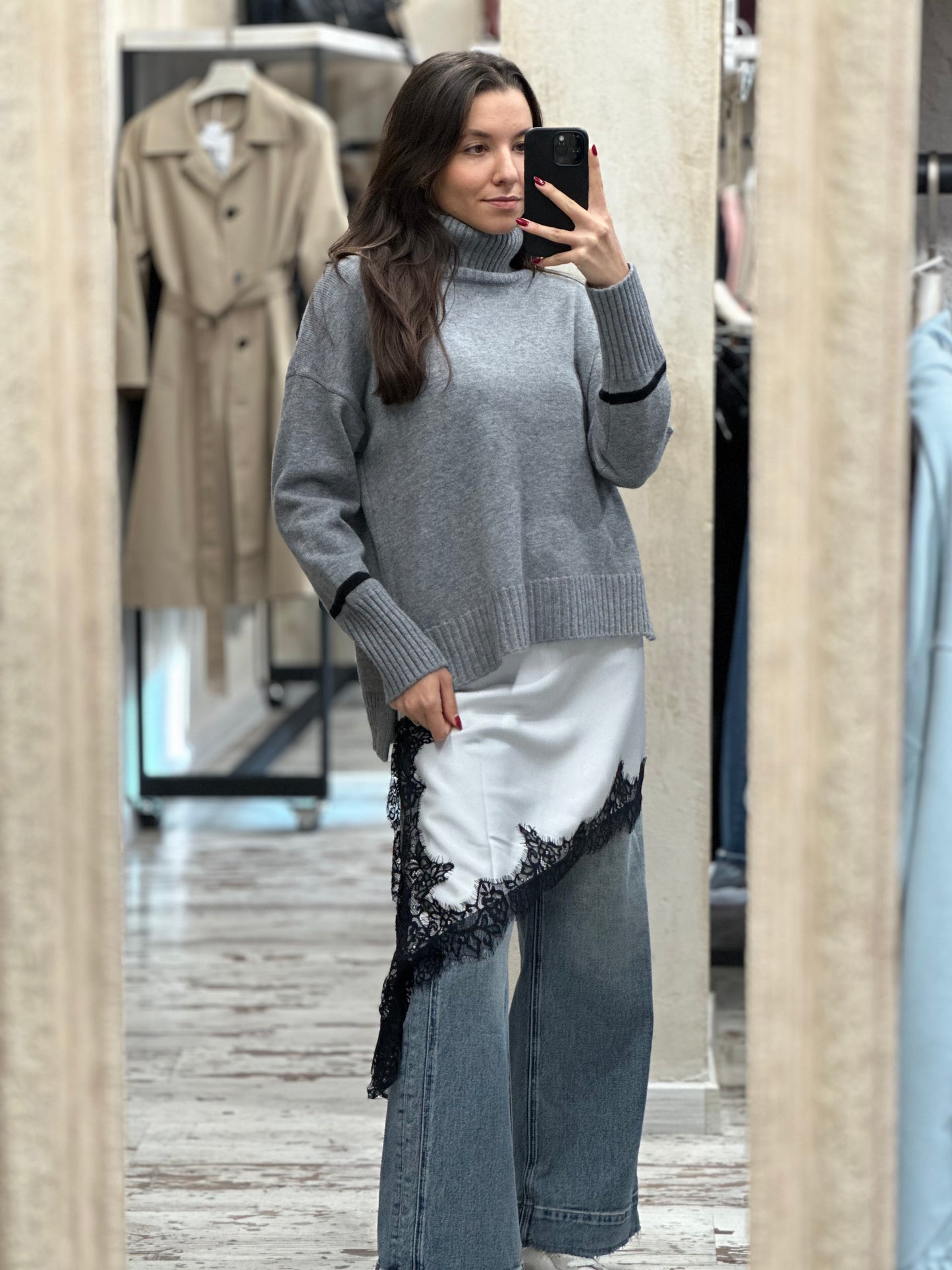 Дамска рокля с дантела-бяла