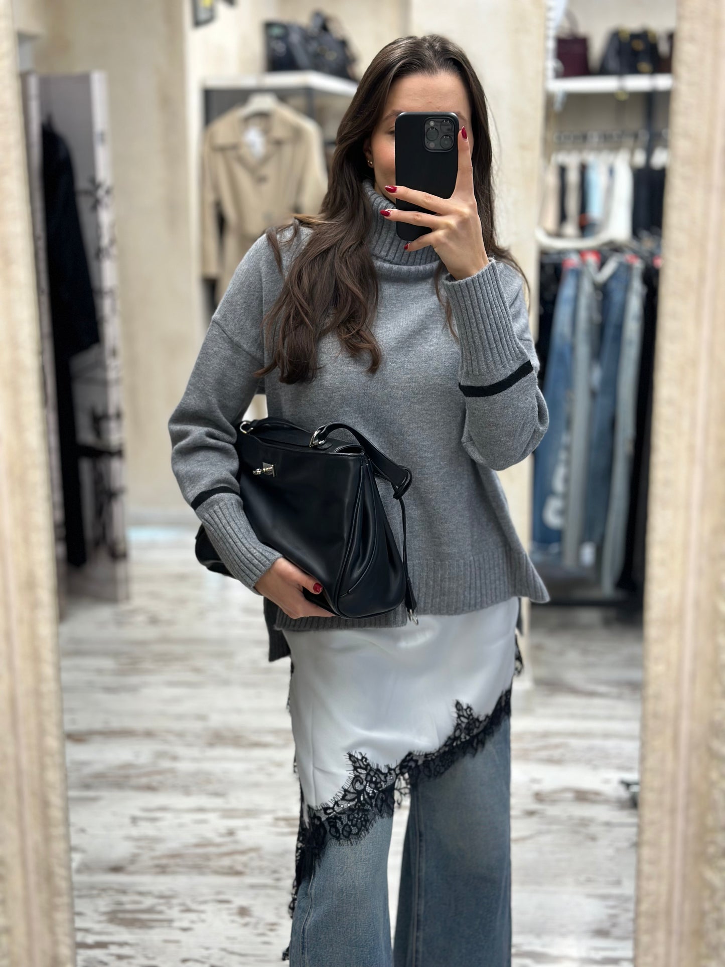 Дамска рокля с дантела-бяла