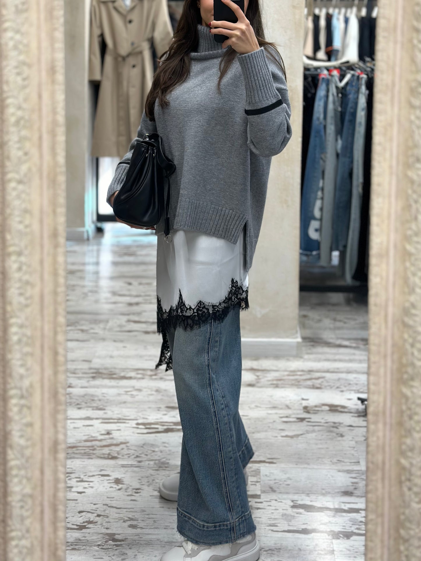 Дамска рокля с дантела-бяла