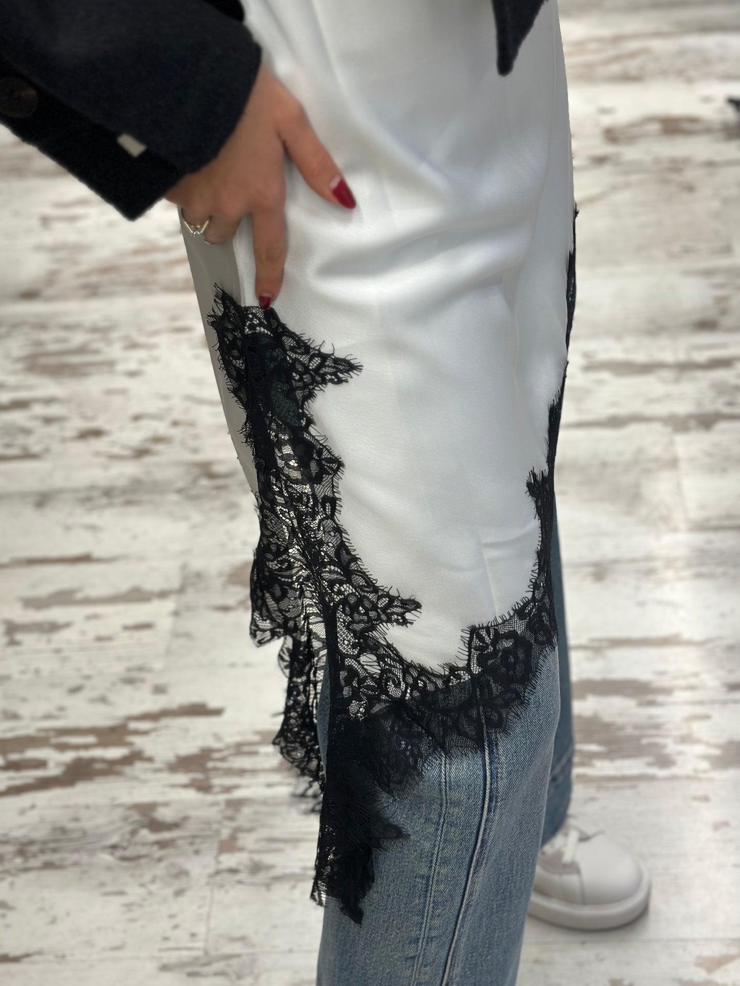 Дамска рокля с дантела-бяла