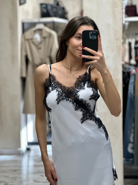 Дамска рокля с дантела-бяла