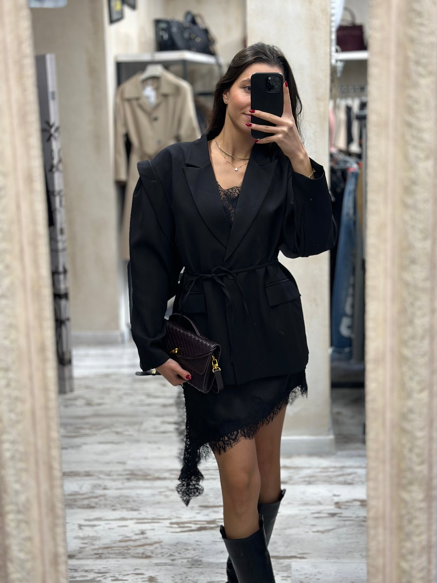 Дамска рокля с дантела-черна