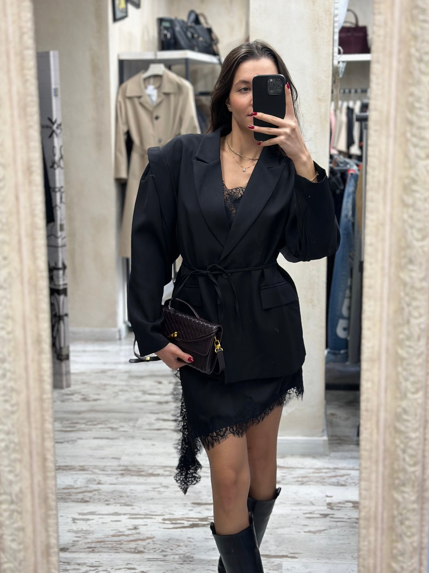 Дамска рокля с дантела-черна