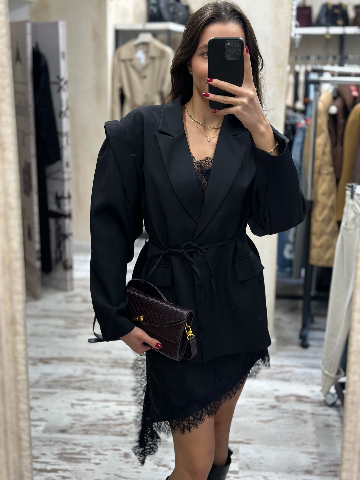 Дамска рокля с дантела-черна