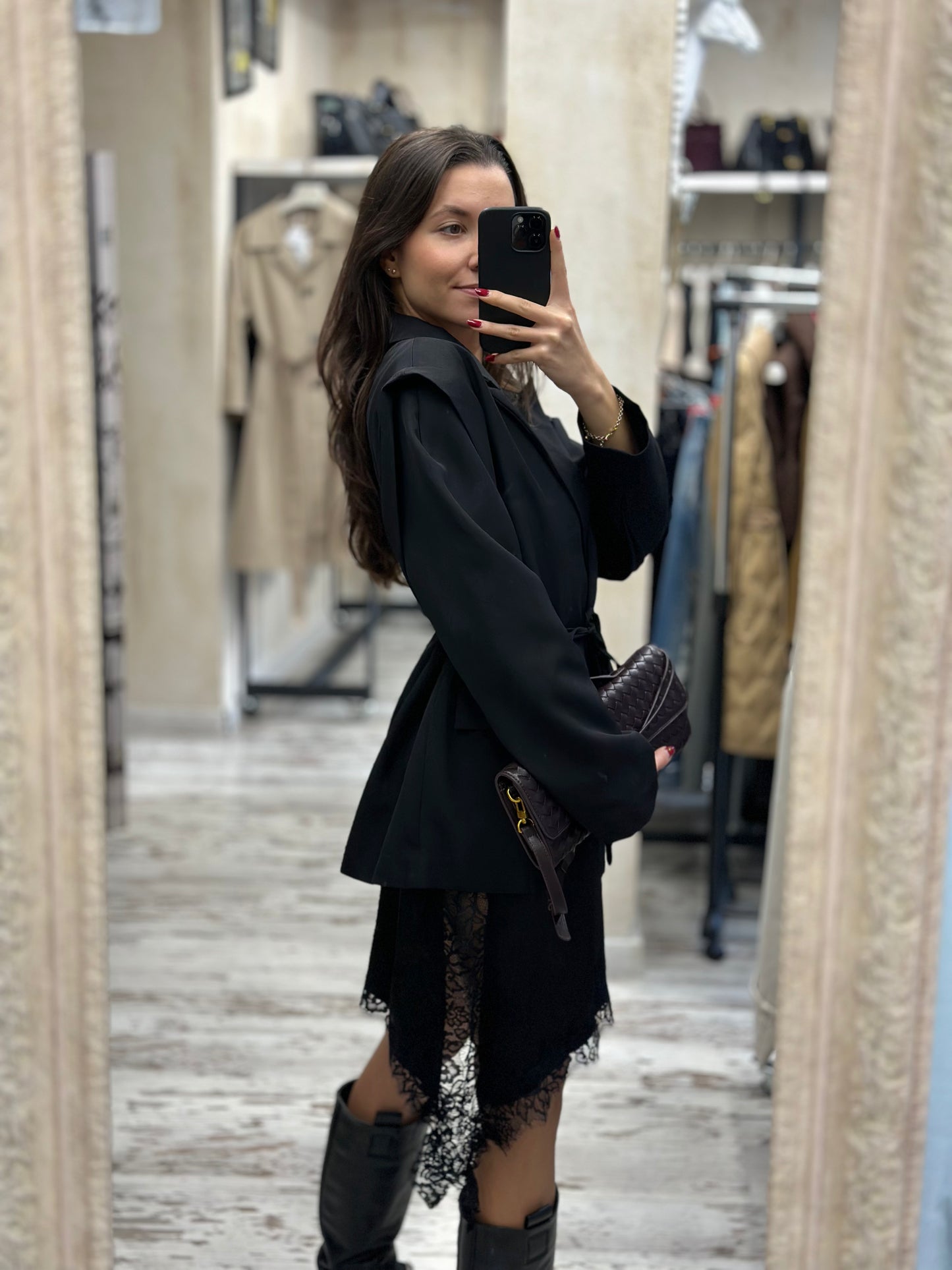 Дамска рокля с дантела-черна