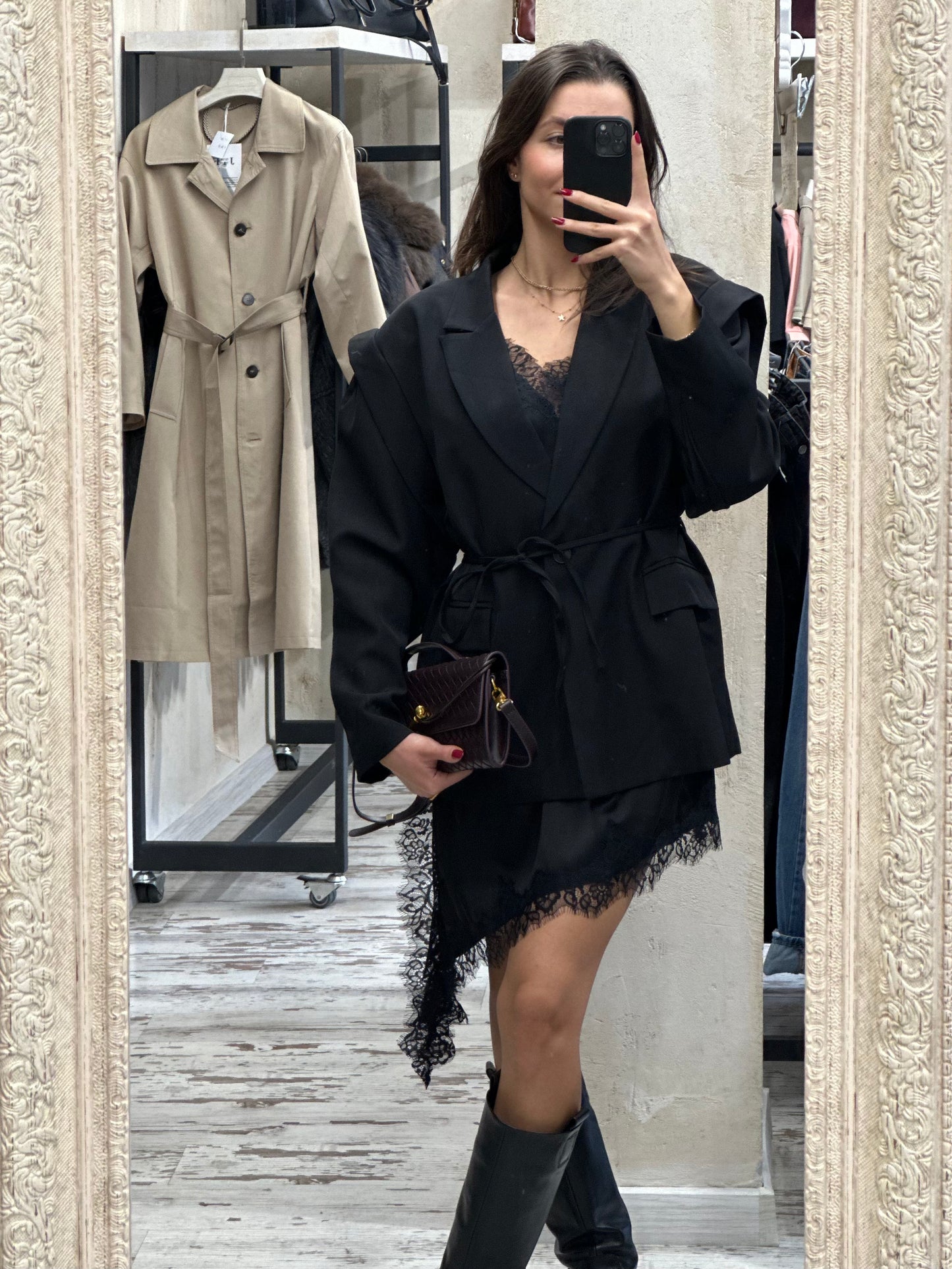 Дамска рокля с дантела-черна