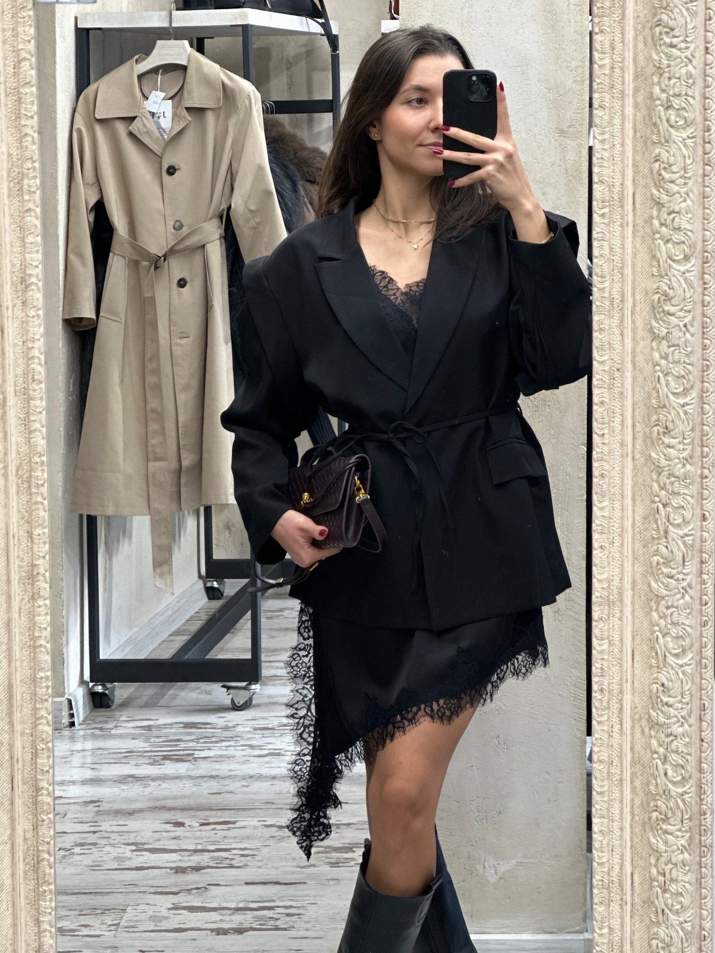 Дамска рокля с дантела-черна