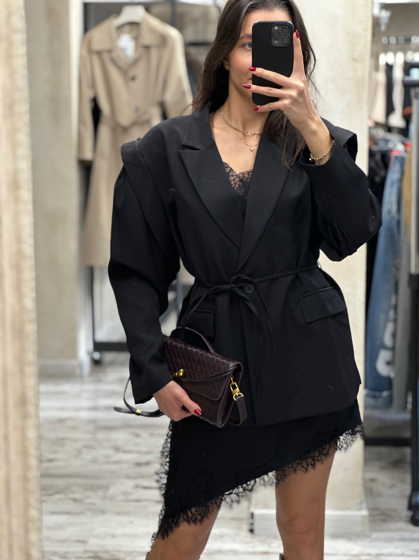 Дамска рокля с дантела-черна