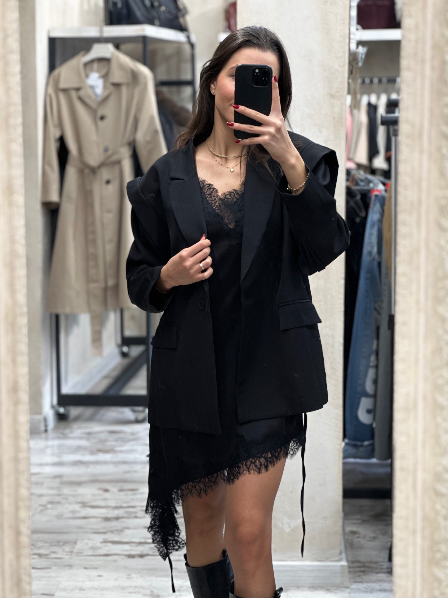 Дамска рокля с дантела-черна